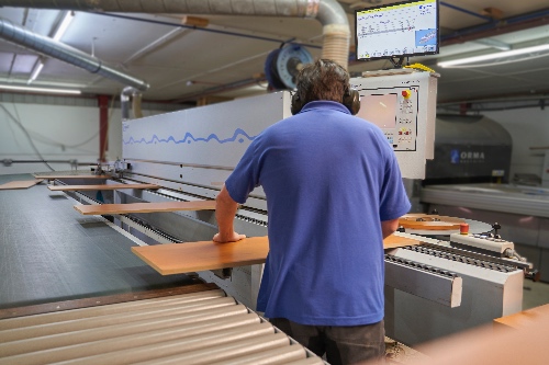 Processing melamine boards in the Bridec factory